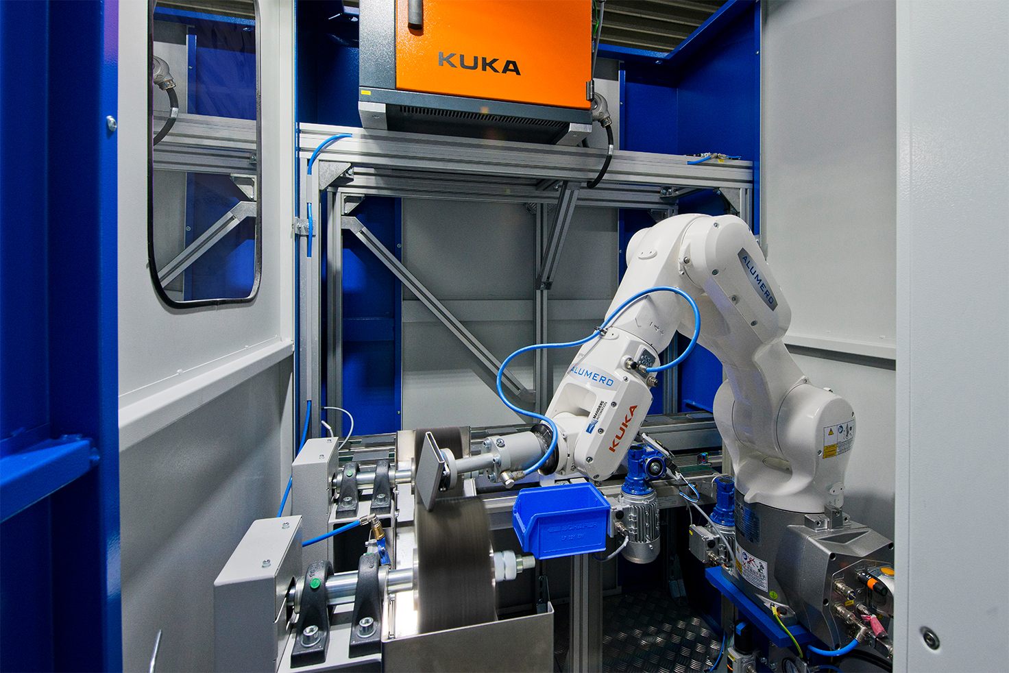 De ontbraamcel bij ALUMERO FINEX met een KUKA robot, gemaakt door Manders Automation