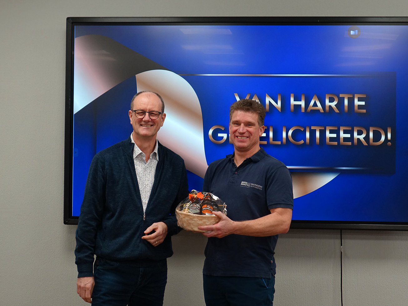 Rob Jenniskens en John Thijssen voor het scherm in de kantine van Manders Automation