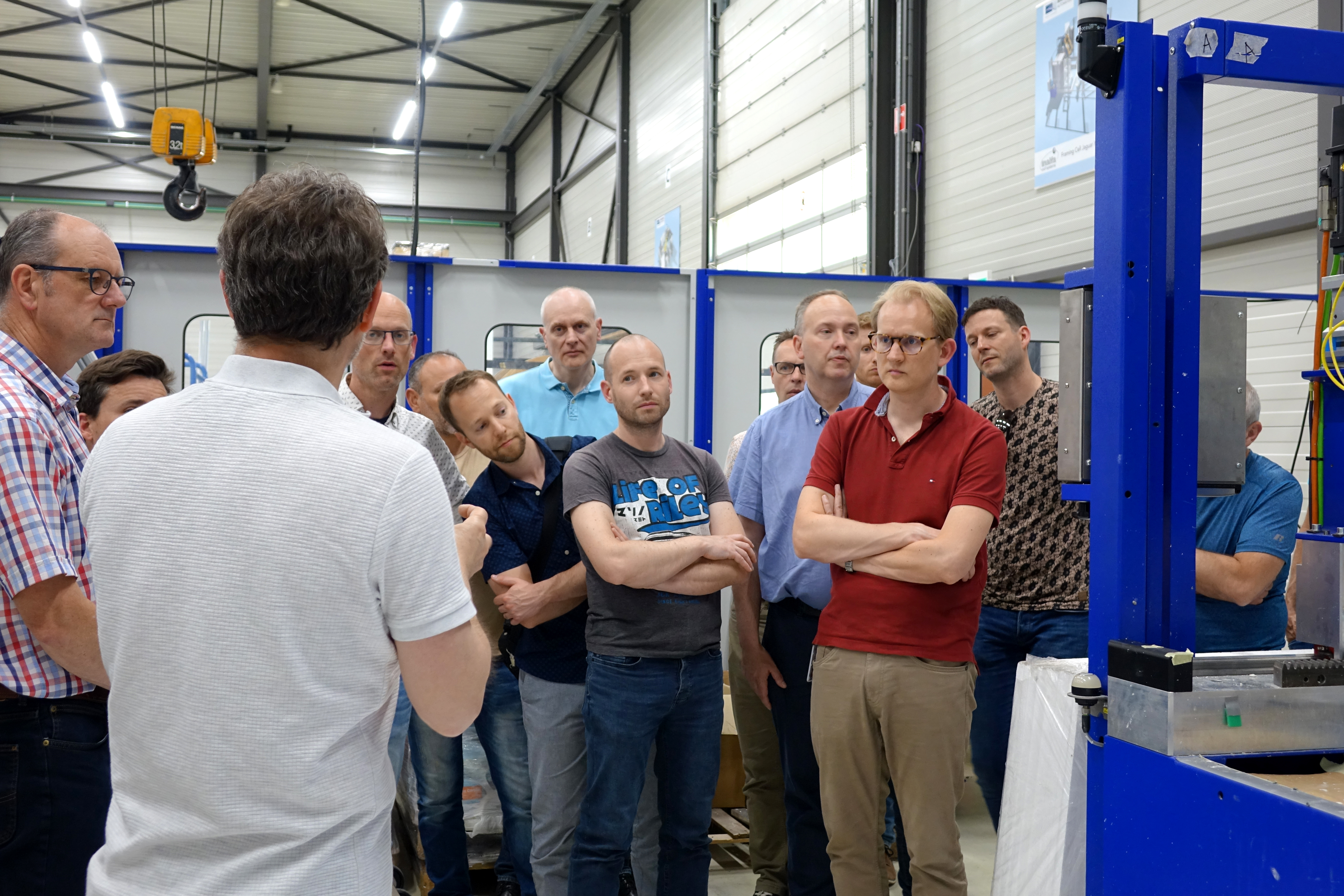 Willy Theunissen geeft bezoekers van Canon Production Printing uitleg over de machines bij Manders Automation